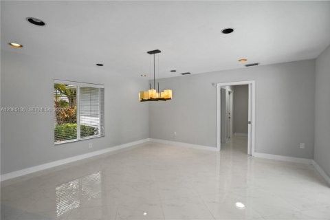 Villa ou maison à vendre à Palmetto Bay, Floride: 4 chambres, 232.26 m2 № 2354009 - photo 26
