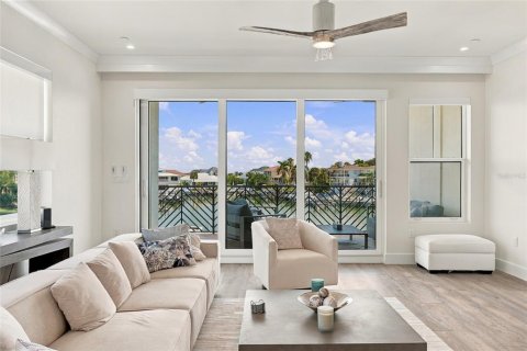 Condo in Tierra Verde, Florida, 4 bedrooms № 2383455 - photo 23