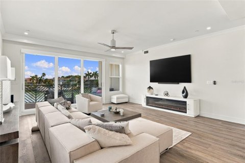 Condo in Tierra Verde, Florida, 4 bedrooms № 2383455 - photo 24