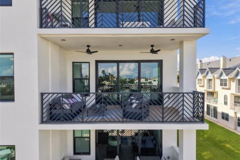 Condo in Tierra Verde, Florida, 4 bedrooms № 2383455 - photo 9