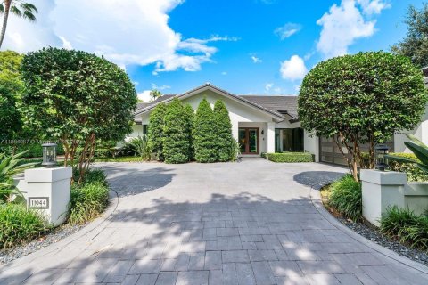 Villa ou maison à vendre à Pinecrest, Floride: 4 chambres, 302.3 m2 № 1898210 - photo 1