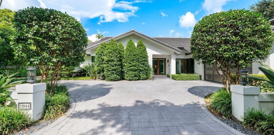House in Pinecrest, Florida 4 bedrooms, 302.3 sq.m. № 1898210