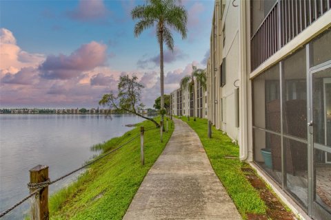 Condo in Oakland Park, Florida, 2 bedrooms  № 1922129 - photo 22