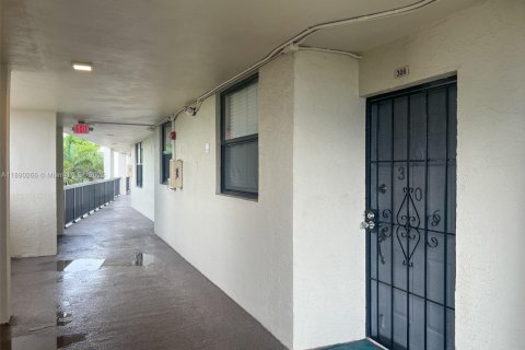 Condo in Oakland Park, Florida, 2 bedrooms  № 1922129 - photo 17