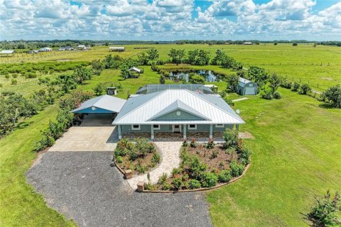 House in Myakka City, Florida 3 bedrooms, 168.34 sq.m. № 2351694