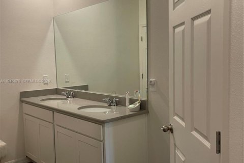 House in Port St. Lucie, Florida 3 bedrooms, 151.71 sq.m. № 2003066 - photo 11