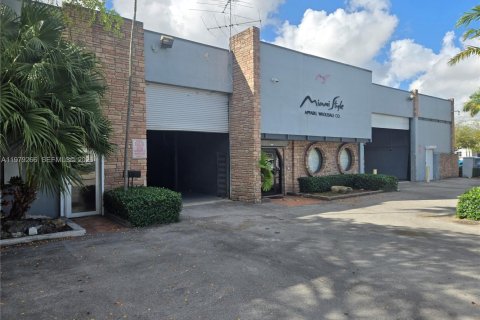 Propiedad comercial en venta en Miami, Florida № 2154462 - foto 1