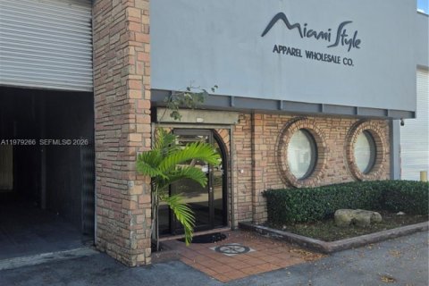 Propiedad comercial en venta en Miami, Florida № 2154462 - foto 3