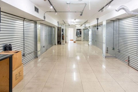 Propiedad comercial en venta en Miami, Florida № 2154462 - foto 9