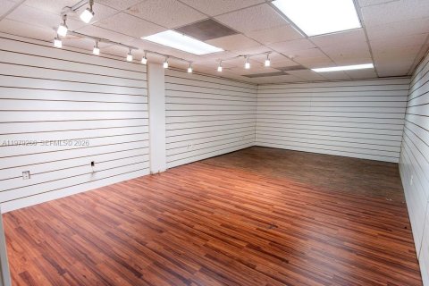 Propiedad comercial en venta en Miami, Florida № 2154462 - foto 10