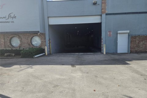 Propiedad comercial en venta en Miami, Florida № 2154462 - foto 8