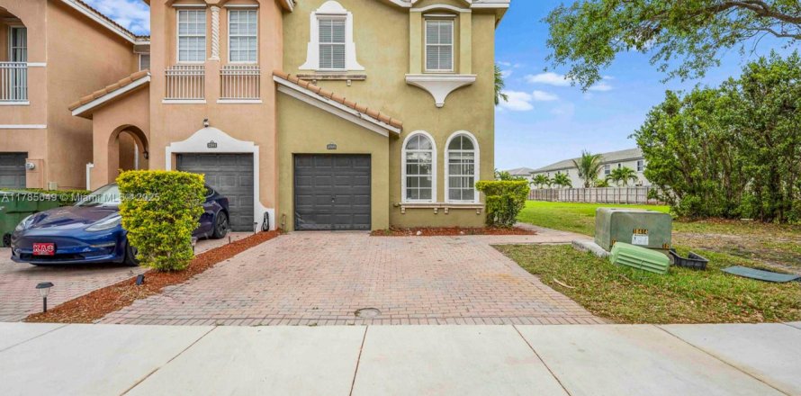 Townhouse in Homestead, Florida 4 bedrooms, 182.55 sq.m. № 1869903