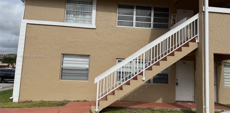 Кондоминиум с 2 спальнями в Корал-Спрингс, Флорида № 2043536