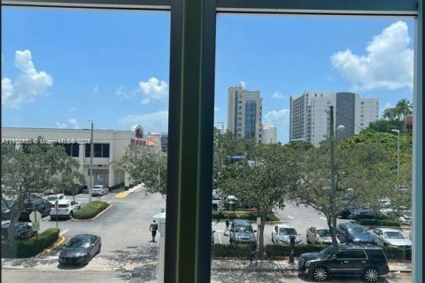 Propiedad comercial en venta en Miami, Florida № 1960528 - foto 9