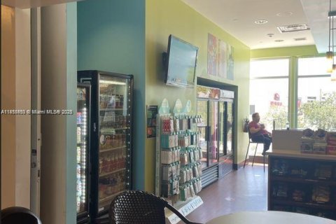 Propiedad comercial en venta en Miami, Florida № 1960528 - foto 12