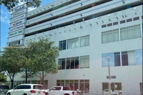 Propiedad comercial en venta en Miami, Florida № 1960528 - foto 1