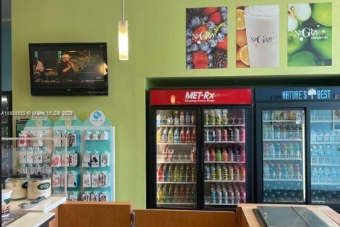 Propiedad comercial en venta en Miami, Florida № 1960528 - foto 2