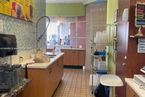 Propiedad comercial en venta en Miami, Florida № 1960528 - foto 18
