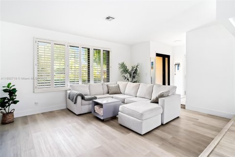 House in Hollywood, Florida 3 bedrooms, 185.62 sq.m. № 1871328 - photo 15