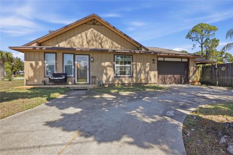 House in Edgewater, Florida 3 bedrooms, 144.93 sq.m. № 2236332
