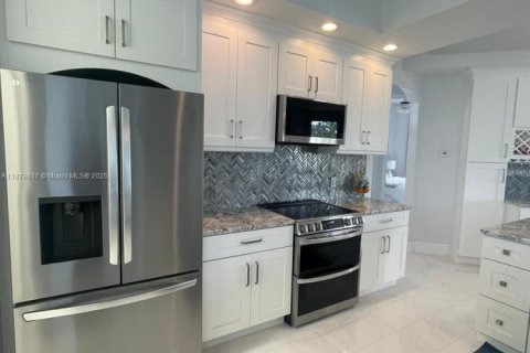 Casa en alquiler en Fort Myers, Florida, 3 dormitorios № 1932108 - foto 12