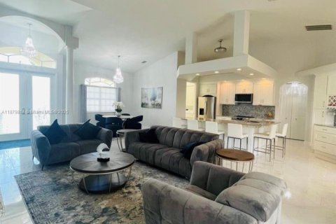 Casa en alquiler en Fort Myers, Florida, 3 dormitorios № 1932108 - foto 4