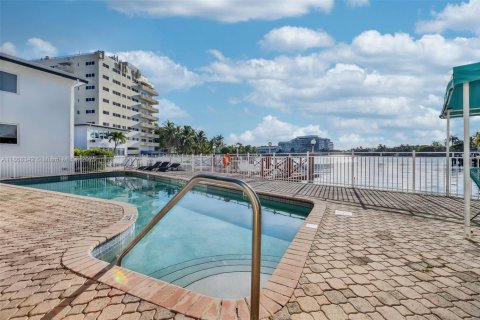 Condominio en alquiler en Miami Beach, Florida, 1 dormitorio, 46.45 m2 № 2012129 - foto 16