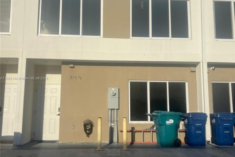 Adosado en venta en Homestead, Florida, 4 dormitorios, 133.22 m2 № 1955625 - foto 2