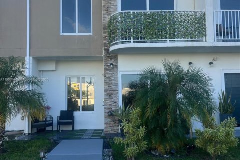 Adosado en venta en Homestead, Florida, 4 dormitorios, 133.22 m2 № 1955625 - foto 1