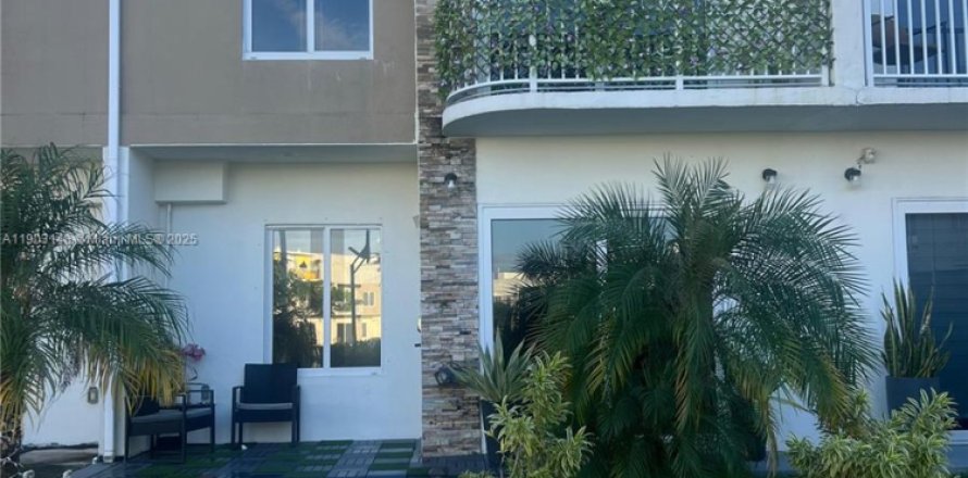 Adosado en Homestead, Florida 4 dormitorios, 133.22 m2 № 1955625