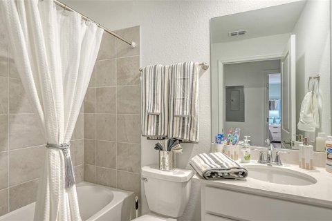 Condo in Venice, Florida, 2 bedrooms in WELLEN PARK  № 1319442 - photo 11