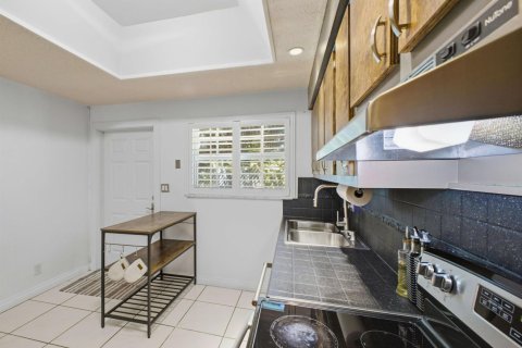 Condo in Hollywood, Florida, 2 bedrooms № 2173299 - photo 2