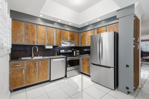 Condo in Hollywood, Florida, 2 bedrooms № 2173299 - photo 13