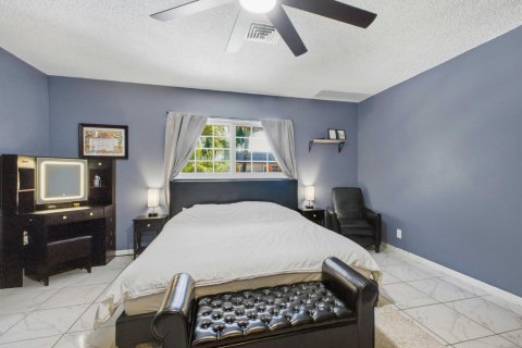 Condo in Hollywood, Florida, 2 bedrooms № 2173299 - photo 17