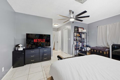 Condo in Hollywood, Florida, 2 bedrooms № 2173299 - photo 18