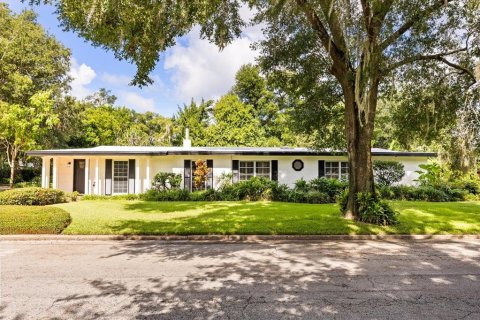 House in Winter Park, Florida 4 bedrooms, 255.48 sq.m. № 1894621 - photo 1