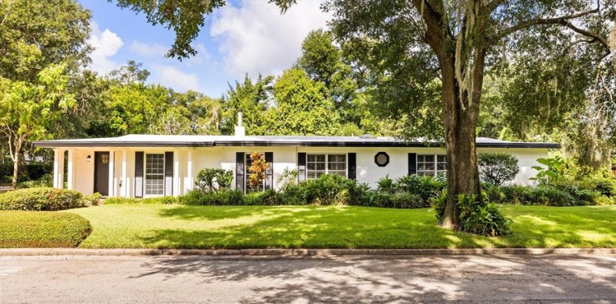 House in Winter Park, Florida 4 bedrooms, 255.48 sq.m. № 1894621