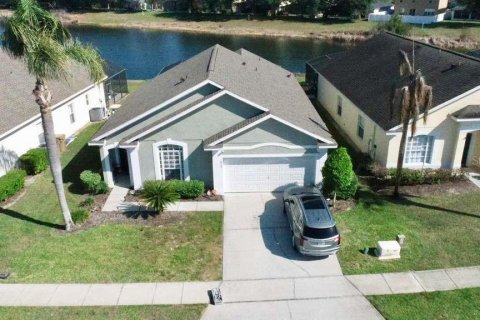 House in Clermont, Florida 3 bedrooms, 146.97 sq.m. № 2200818 - photo 2