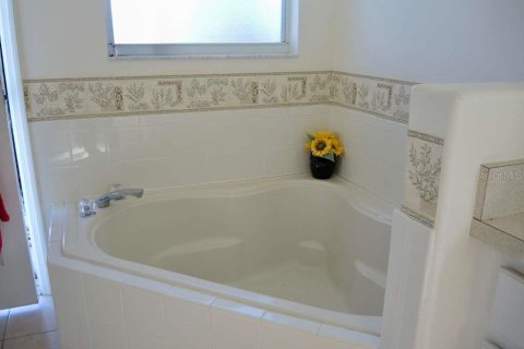 House in Clermont, Florida 3 bedrooms, 146.97 sq.m. № 2200818 - photo 16