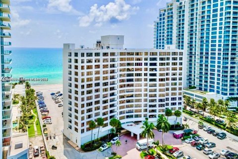 Condominio en Hollywood, Florida, 1 dormitorio  № 1979523