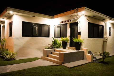 Villa ou maison à vendre à Miami, Floride: 3 chambres, 144.56 m2 № 1921448 - photo 2