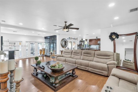 House in North Miami, Florida 3 bedrooms, 210.33 sq.m. № 1860940 - photo 14