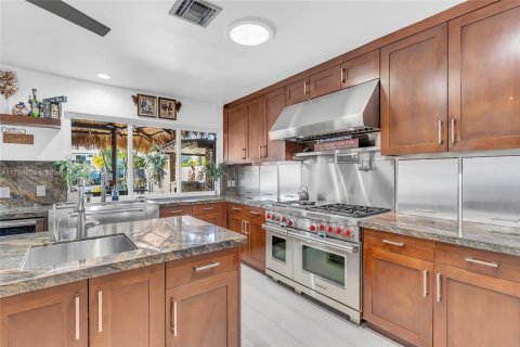 House in North Miami, Florida 3 bedrooms, 210.33 sq.m. № 1860940 - photo 4