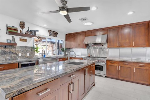 House in North Miami, Florida 3 bedrooms, 210.33 sq.m. № 1860940 - photo 5