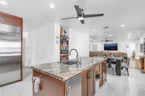 House in North Miami, Florida 3 bedrooms, 210.33 sq.m. № 1860940 - photo 9
