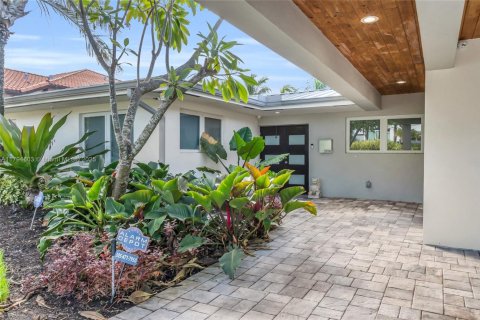 House in North Miami, Florida 3 bedrooms, 210.33 sq.m. № 1860940 - photo 2