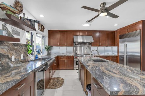 House in North Miami, Florida 3 bedrooms, 210.33 sq.m. № 1860940 - photo 6