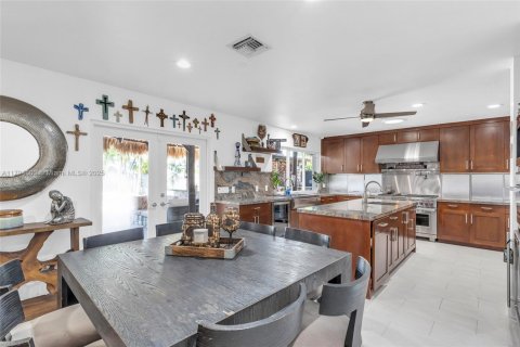 House in North Miami, Florida 3 bedrooms, 210.33 sq.m. № 1860940 - photo 10