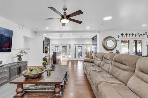 House in North Miami, Florida 3 bedrooms, 210.33 sq.m. № 1860940 - photo 16