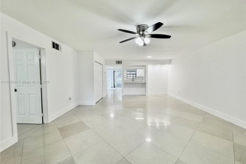 Condo in Sunrise, Florida, 2 bedrooms  № 1701521 - photo 15